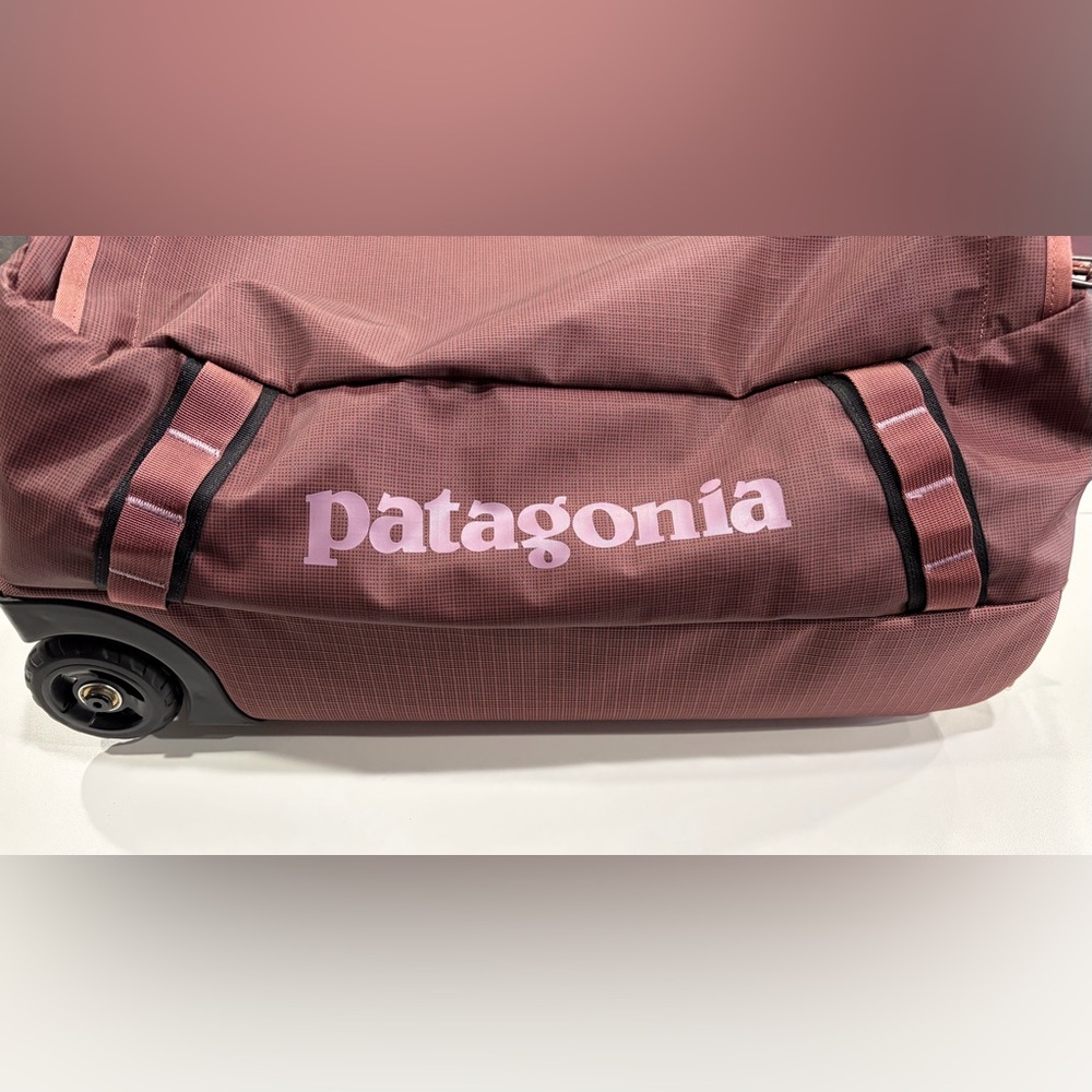 Patagonia Black Hole Wheeled Duffel 40L Dulse Mauve Dark Pink NWT Travel Bag - Picture 3 of 8